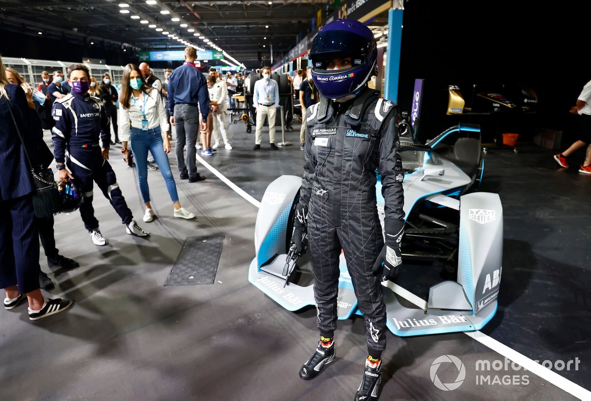 Modella, attrice Cara Delevigne con l'auto di Formula E