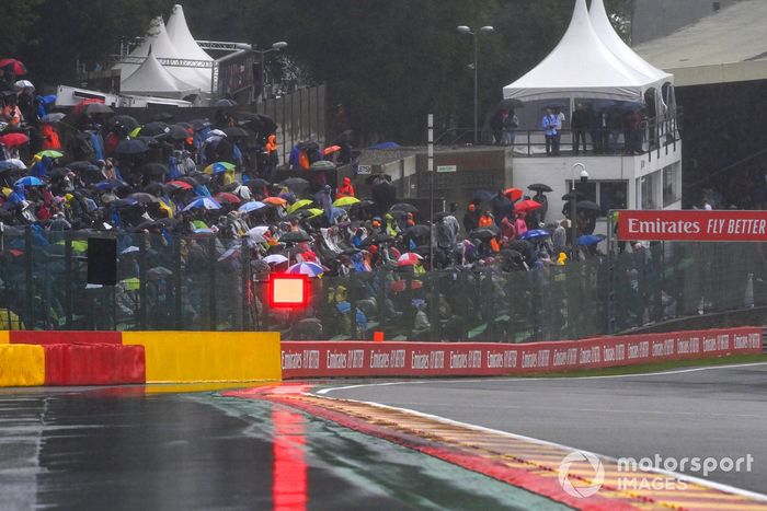 Las luces rojas anuncian suspensión de la carrera por lluvia 