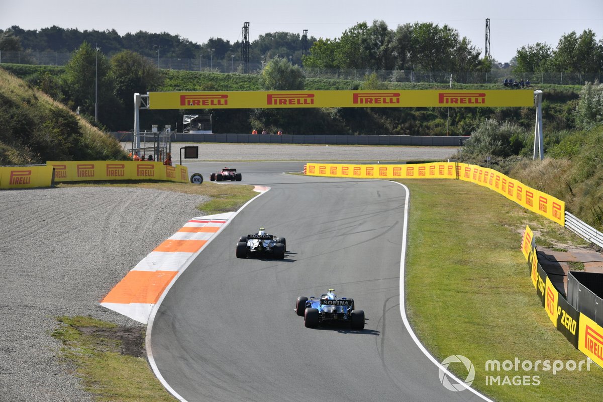 Charles Leclerc, Ferrari SF21, Pierre Gasly, AlphaTauri AT02, e Nicholas Latifi, Williams FW43B