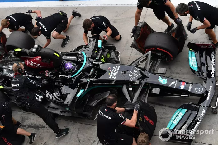 Lewis Hamilton, Mercedes W12, hace un pitstop