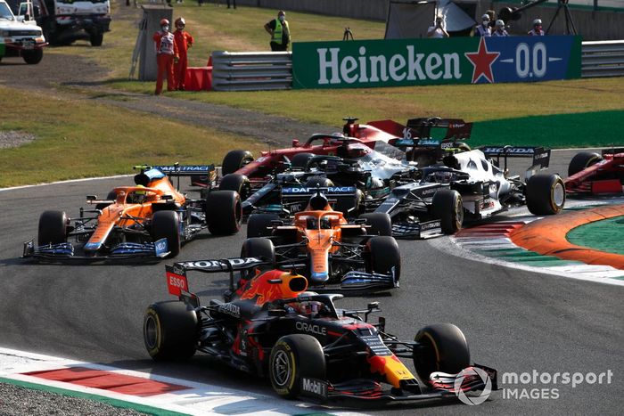 Max Verstappen, Red Bull Racing RB16B, Daniel Ricciardo, McLaren MCL35M, Lando Norris, McLaren MCL35M, Lewis Hamilton, Mercedes W12, Pierre Gasly, AlphaTauri AT02, y el resto en la primera vuelta