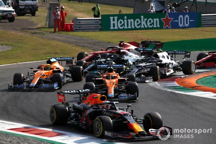 Max Verstappen, Red Bull Racing RB16B, Daniel Ricciardo, McLaren MCL35M, Lando Norris, McLaren MCL35M, Lewis Hamilton, Mercedes W12, Pierre Gasly, AlphaTauri AT02, y el resto en la primera vuelta