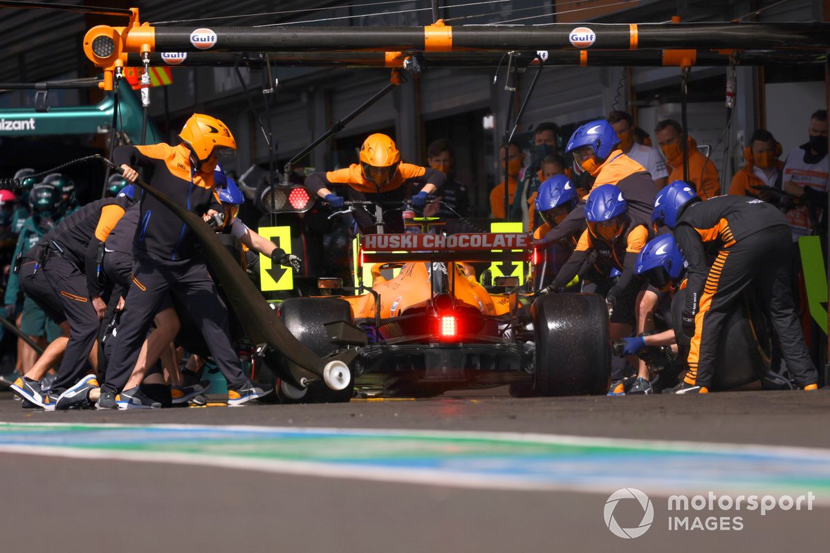 Lando Norris, McLaren MCL35M, pit stop