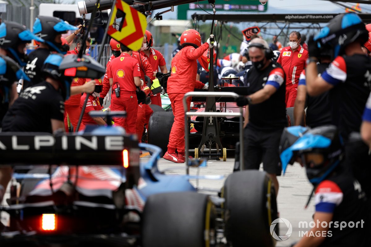 Mecánicos de Ferrari en el pit lane