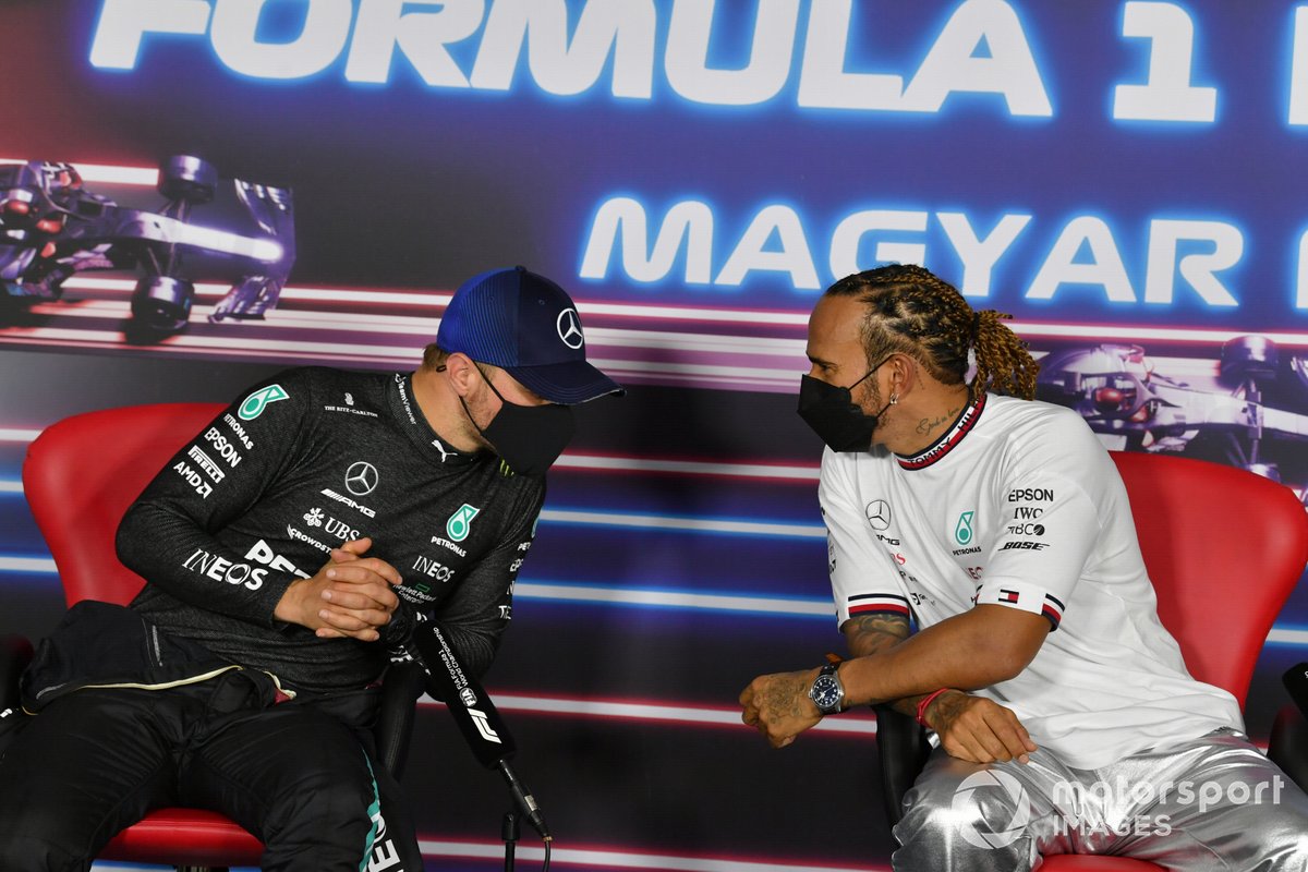 Valtteri Bottas, Mercedes, eLewis Hamilton, Mercedes, in conferenza stampa