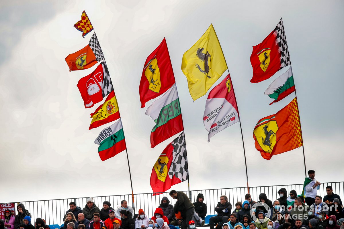 Bandiere a supporto della Ferrari