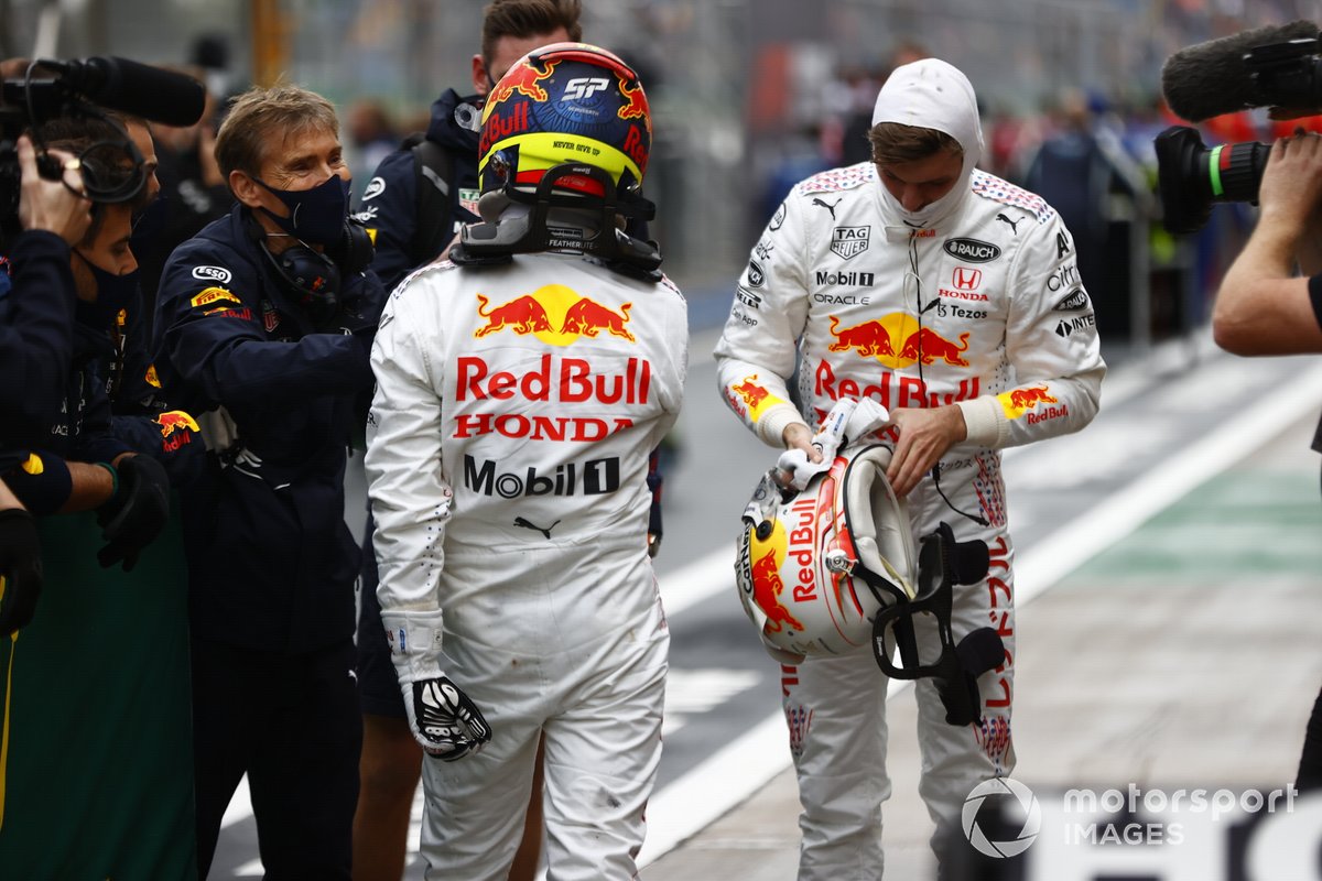 Sergio Pérez, Red Bull Racing, 3ª posición, y Max Verstappen, Red Bull Racing, 2ª posición, en Parc Ferme