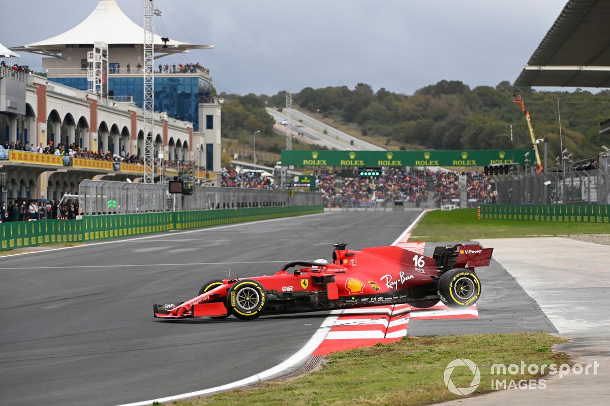 Charles Leclerc, Ferrari SF21, torna in pista dopo il testacoda