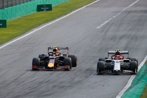 Alex Albon, Red Bull Racing RB15, lucha con Antonio Giovinazzi, Alfa Romeo Racing C38