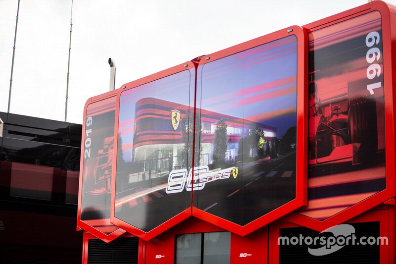 Autocaravana Ferrari en el paddock con logo de los 90 años de la marca