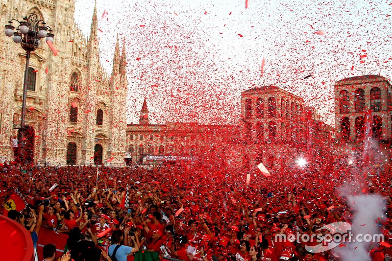 La Piazza Duomo con los fans de Ferrari