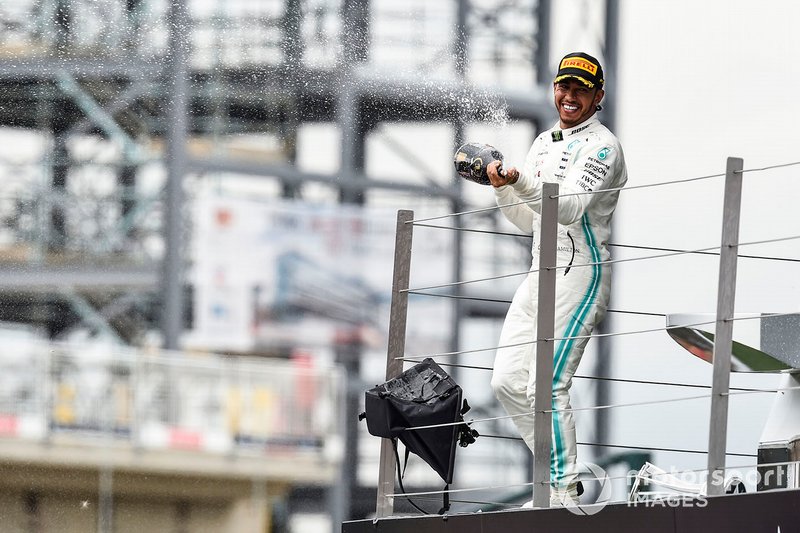 Il vincitore Lewis Hamilton, Mercedes AMG F1, festeggia sul podio