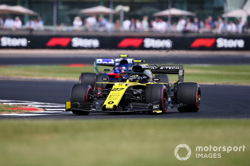 Nico Hulkenberg, Renault F1 Team R.S. 19, leads Alexander Albon, Toro Rosso STR14
