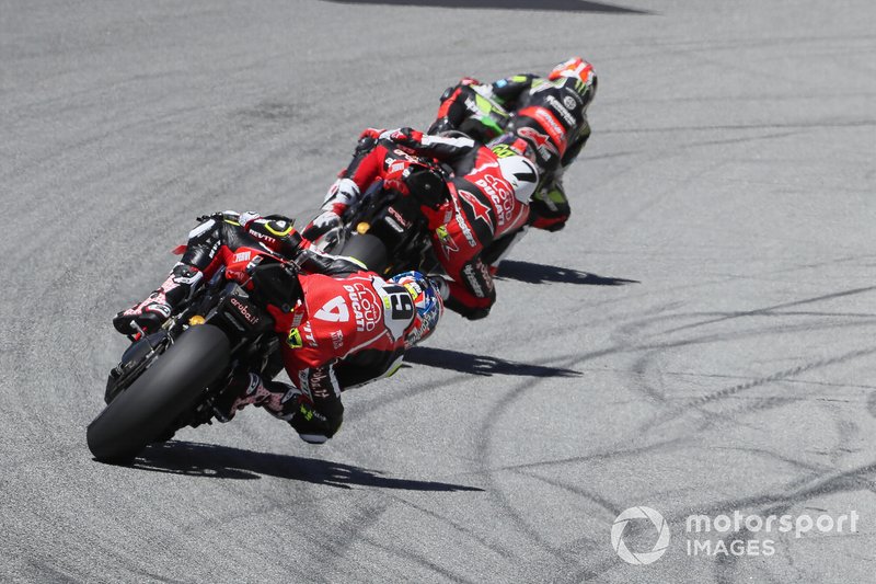Chaz Davies et Álvaro Bautista derrière Jonathan Rea