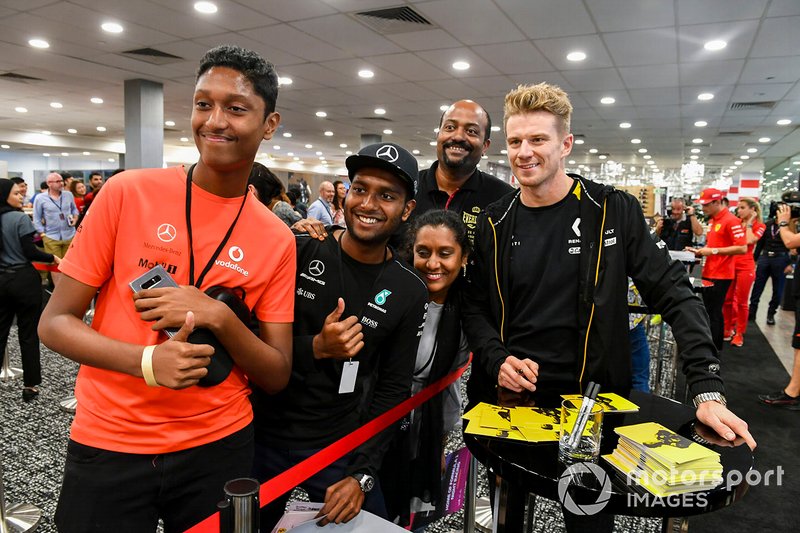Nico Hulkenberg, Renault F1 Team takes a selfie with a fan