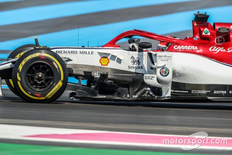 Complexe onderdelen rond de bargeboards bij Alfa Romeo.