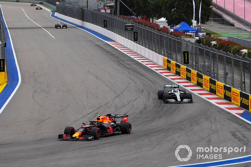 Alex Albon, Red Bull Racing RB15, precede Valtteri Bottas, Mercedes AMG W10