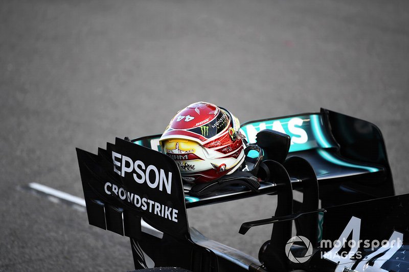 The helmet of Lewis Hamilton, Mercedes AMG F1 W10, on his rear wing after Qualifying