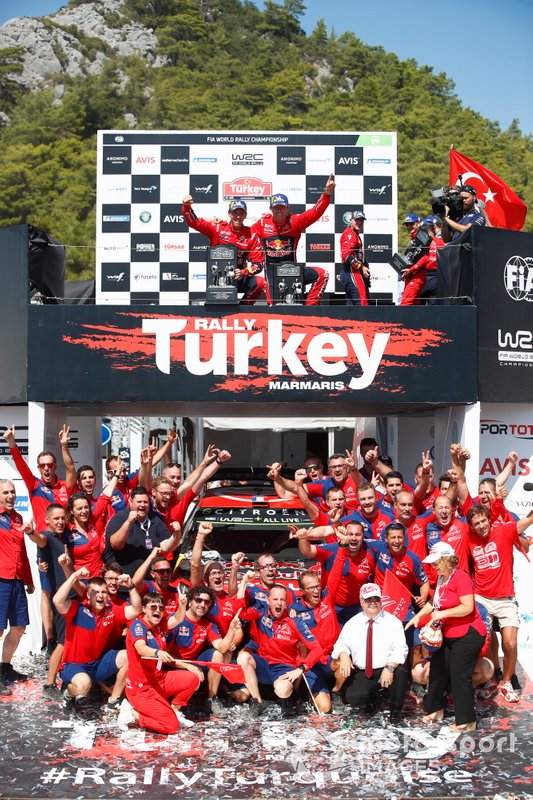 Podio: Sébastien Ogier, Julien Ingrassia, Citroën World Rally Team Citroen C3 WRC e Esapekka Lappi, Janne Ferm, Citroën World Rally Team Citroen C3 WRC con il team