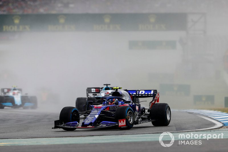 Alexander Albon, Toro Rosso STR14, precede George Russell, Williams Racing FW42