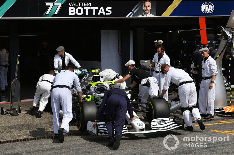 Valtteri Bottas, Mercedes AMG W10, viene riportato nel garage