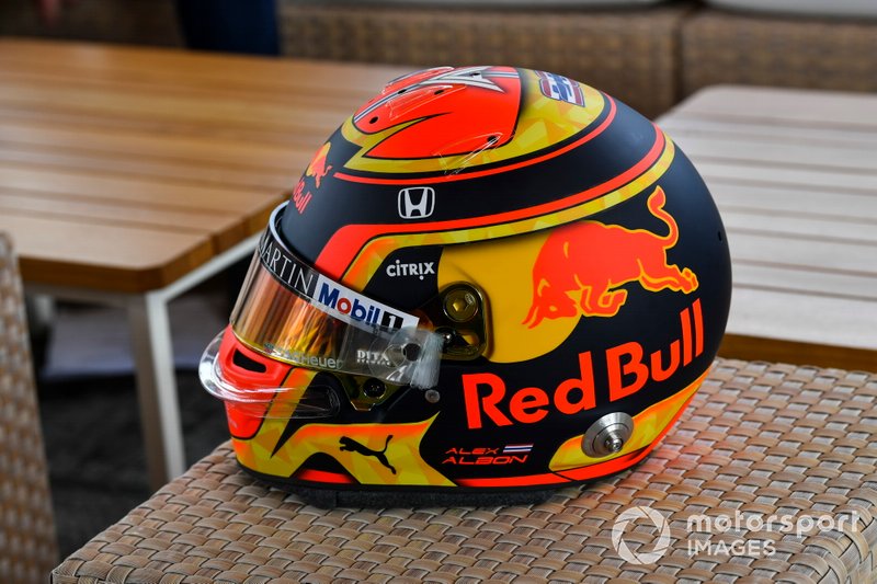 El casco de Alexander Albon, Red Bull