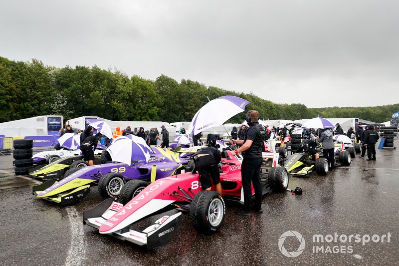 Coches y las pilotos bajo la lluvia antes de la FP1