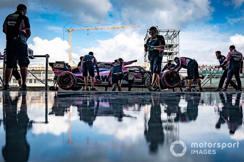 Sergio Perez, Racing Point RP19, fuera del garaje con mecánicos de Racing Point