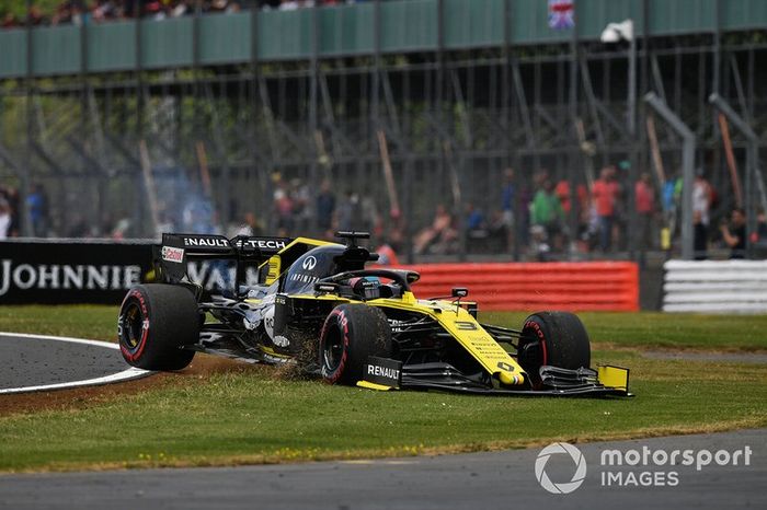 Daniel Ricciardo, Renault F1 Team R.S.19, en la hierba