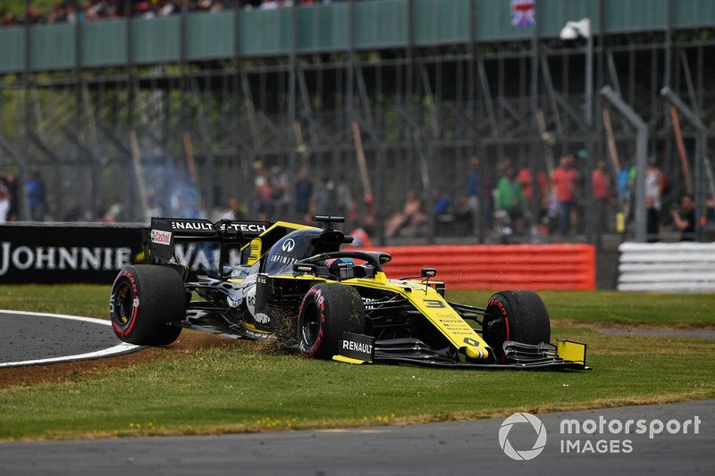 Daniel Ricciardo, Renault F1 Team R.S.19, gets on the grass