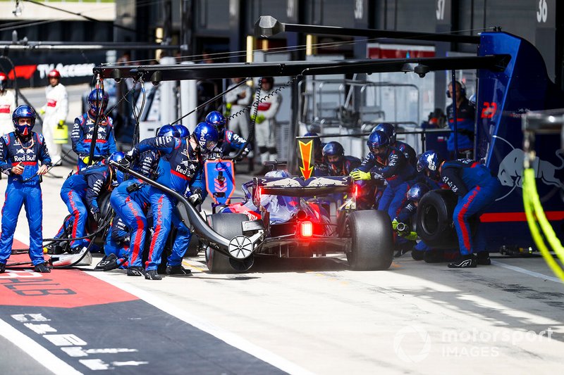 Daniil Kvyat, Toro Rosso STR14, entra nei box per uno stop