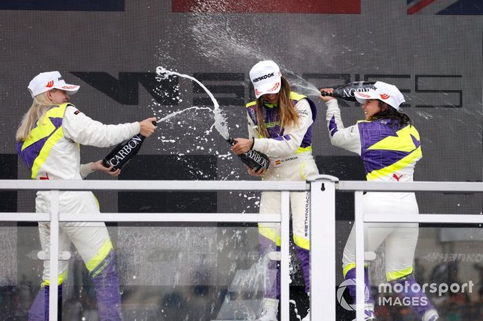 Podio: Ganadora de la carrera Marta García, segundo lugar Beitske Visser, tercer lugar Jamie Chadwick