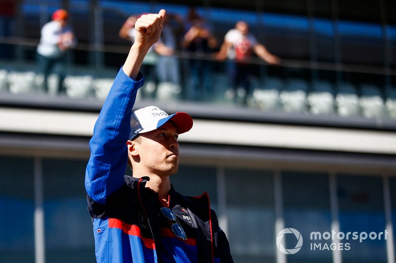 Daniil Kvyat, Toro Rosso, saluta i fan