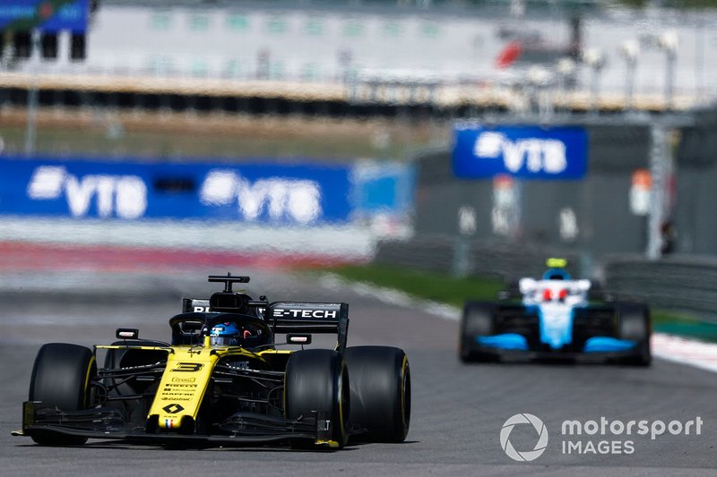 Daniel Ricciardo, Renault F1 Team R.S.19, leads Robert Kubica, Williams FW42