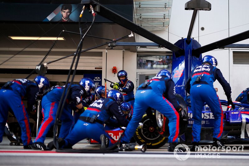 Pierre Gasly, Toro Rosso STR14, comes in for a stop