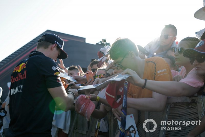 Max Verstappen, Red Bull Racing firma un autografo