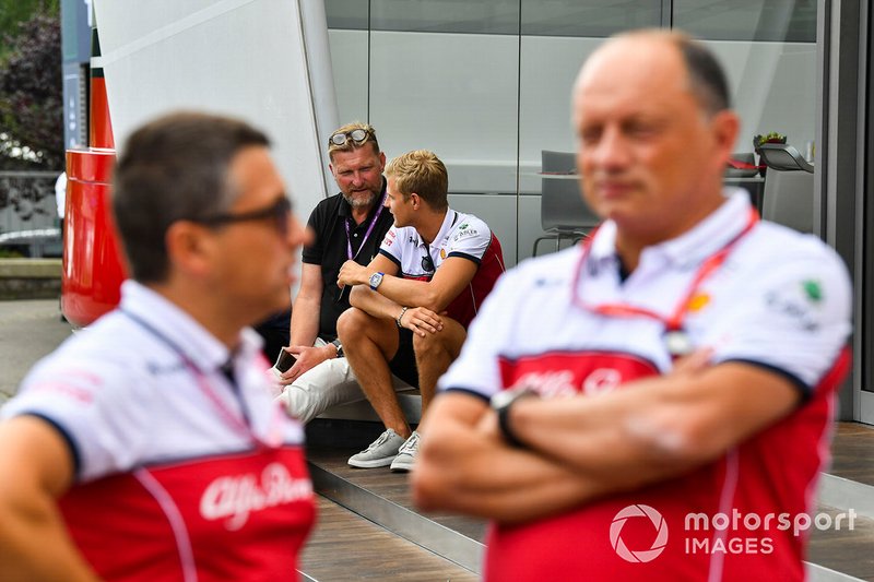 Marcus Ericsson, pilota di riserva, Alfa Romeo Racing, dietro a Frederic Vasseur, Team Principal, Alfa Romeo Racing