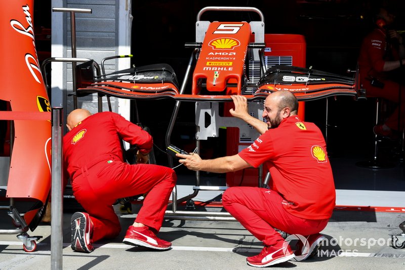 Meccanici Ferrari con un musetto della Ferrari SF90
