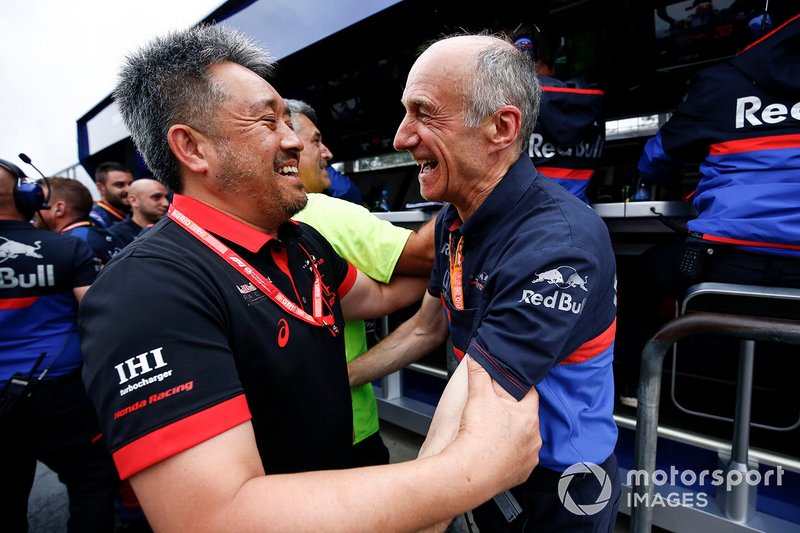 Masashi Yamamoto, General Manager, Honda Motorsport, e Franz Tost, Team Principal, Toro Rosso, festeggiano il podio