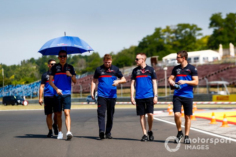 Alexander Albon, Toro Rosso walks the track with his team