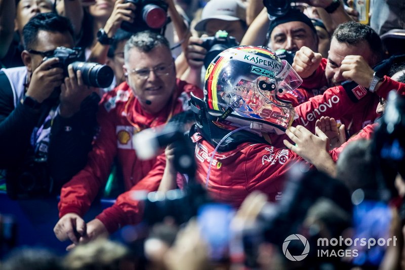 Vettel abraça equipe