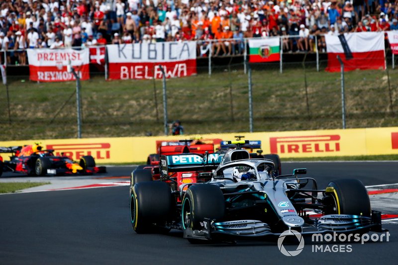 Valtteri Bottas, Mercedes AMG W10, lidera Sebastian Vettel, Ferrari SF90, y Carlos Sainz Jr, McLaren MCL34