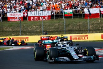 Valtteri Bottas, Mercedes AMG W10, Sebastian Vettel, Ferrari SF90, Carlos Sainz Jr., McLaren MCL34