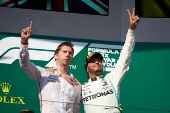 Matt Deane, Capo Meccanico, Mercedes AMG, e il primo classificato Lewis Hamilton, Mercedes AMG F1, sul podio