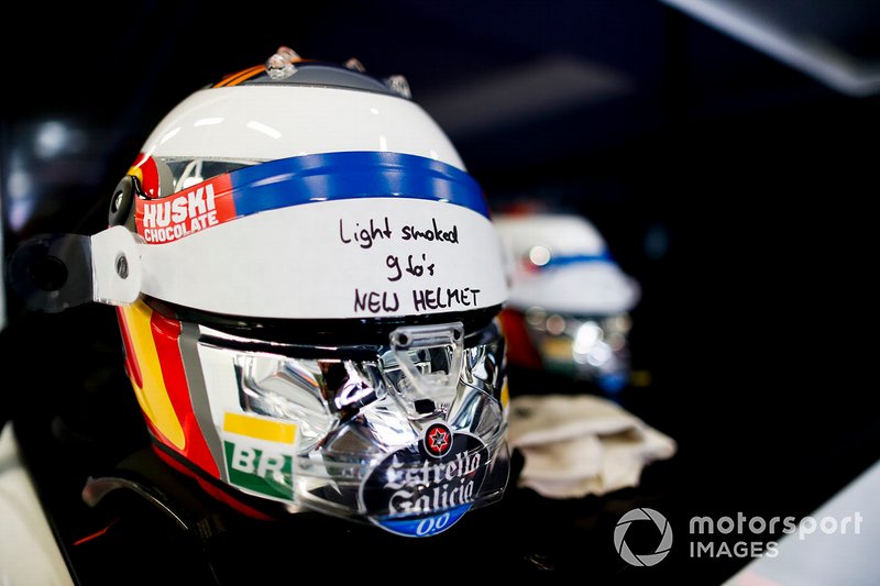 El casco de Carlos Sainz Jr., McLaren