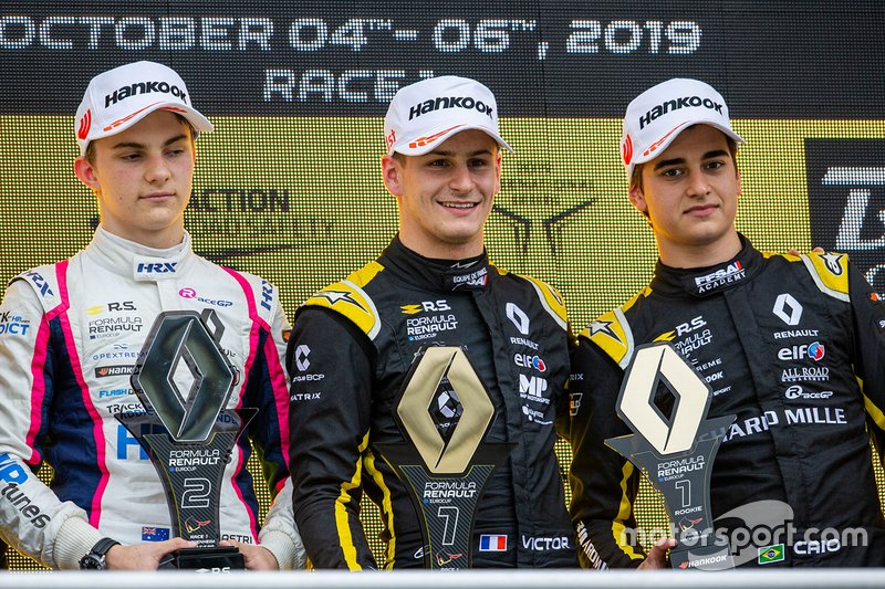 Podio di gara 1: il vincitore Victor Martins, MP motorsport, secondo classificato Oscar Piastri, R-ACE GP, terzo classificato Caio Collet, R-ACE GP