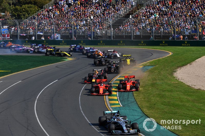 Lewis Hamilton, Mercedes W10, precede Sebastian Vettel, Ferrari SF90, Charles Leclerc, Ferrari SF90 in battaglia