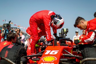 Charles Leclerc, Ferrari, arrive sur la grille