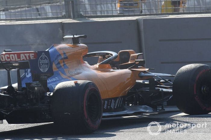 Carlos Sainz Jr., McLaren MCL34, si ritira dalla gara