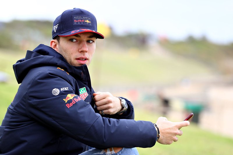 Pierre Gasly, Red Bull Racing, si prepara per fare surf